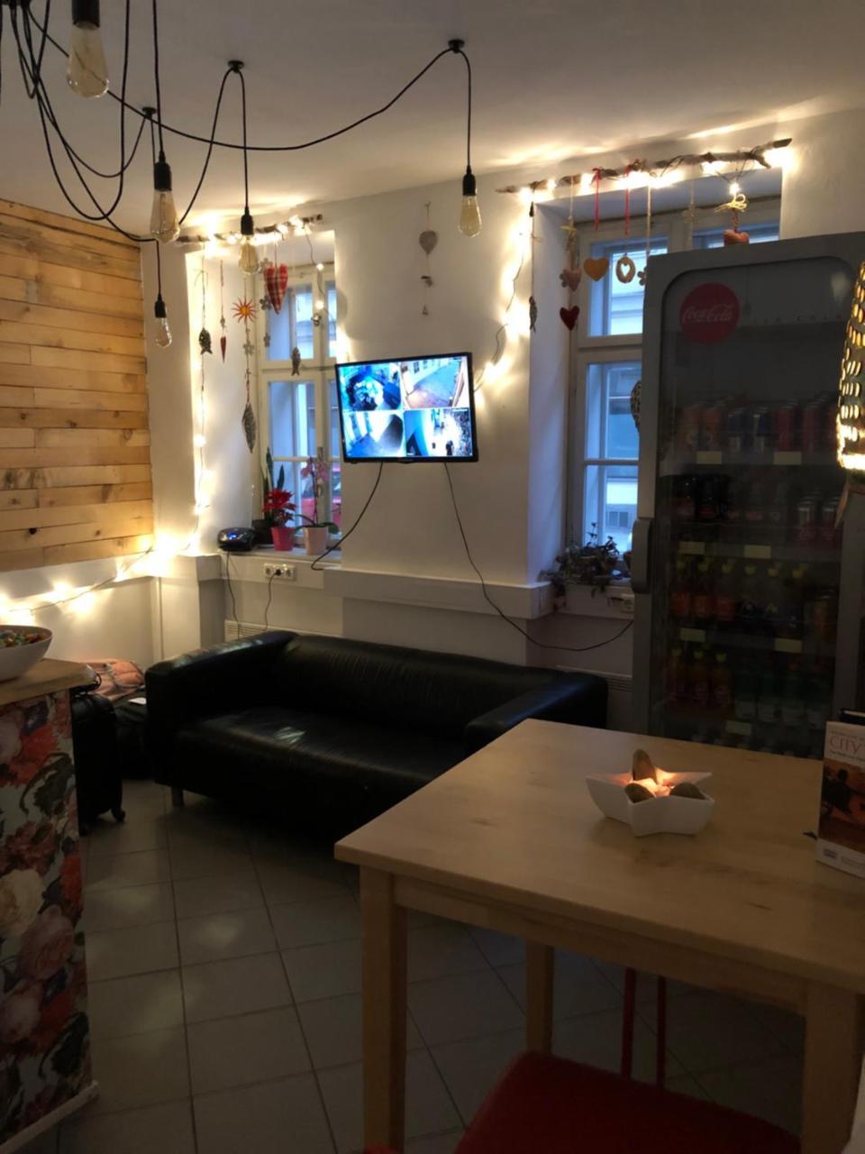Boutique Hostel Zum Goldenen Kegel Вена Экстерьер фото